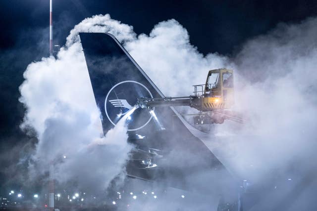 4ea34546a1d940349beb532775d5dd5a De-icing a plane