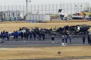 Japanese officials begin on-site inquiries after fatal crash at Tokyo airport