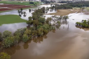 Hundreds evacuate homes after flooding in south-east Australia
