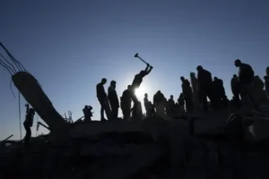 Palestinians flee central Gaza’s main hospital as fighting draws closer