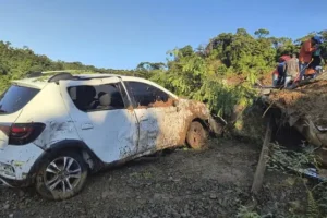 Deadly mudslide hits mountain roads in western Colombia