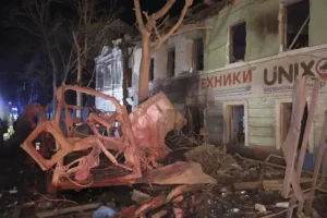 Russian missiles strike Ukrainian apartment buildings