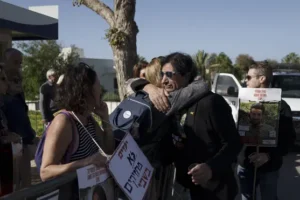 Hostages’ families protest at Netanyahu’s home amid rising unrest over Gaza war