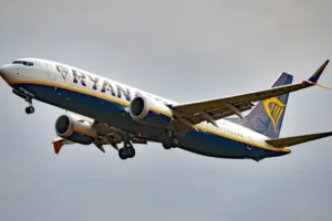 Ryanair agrees first deal with online travel agent