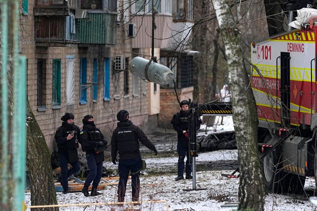 91ac394fa03546deacc808bfc4ca039e Sappers load an unexploded missile warhead onto a truck at the site of Russian attack in Kyiv, Ukraine