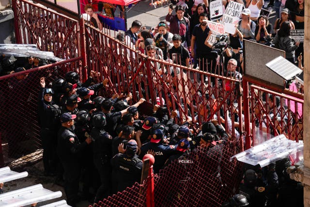 9336d9a251c443f78b6cac2f5c10f94e Police block a gate