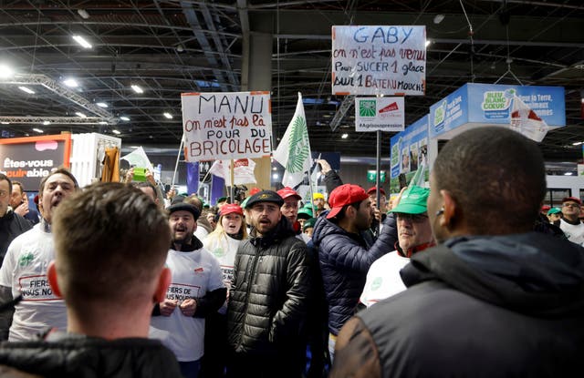 1d3b7ba76be04d9ea217814b8943ffbc Farmers protest at the agriculture fair in Paris