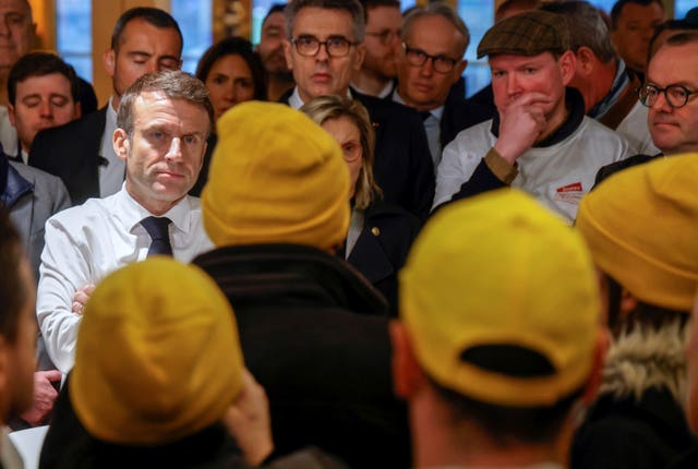 5d6809ab8d6e496aa0582a990076dc20 Emmanuel Macron speaks to farmers at the fair