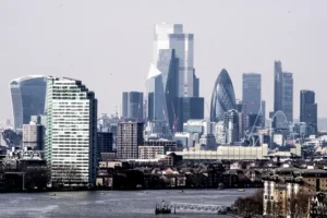 FTSE 100 drops as interest rate concerns weigh on housebuilders