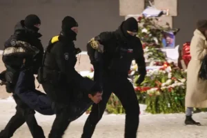 Tributes to Alexei Navalny removed from Russian cities as police look on