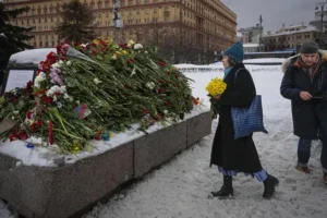 Hundreds detained in Russia as country mourns death of Putin foe Alexei Navalny