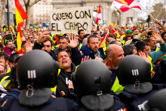 6eff3702398144439f2cf4a67c07621a Farmers scuffle with Spanish riot police during a protest in Madrid, Spain (Manu Fernandez/AP)