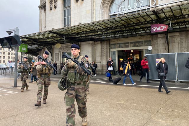 76622342951d4fbdb046e7d4ce3c211f Soldiers on patrol
