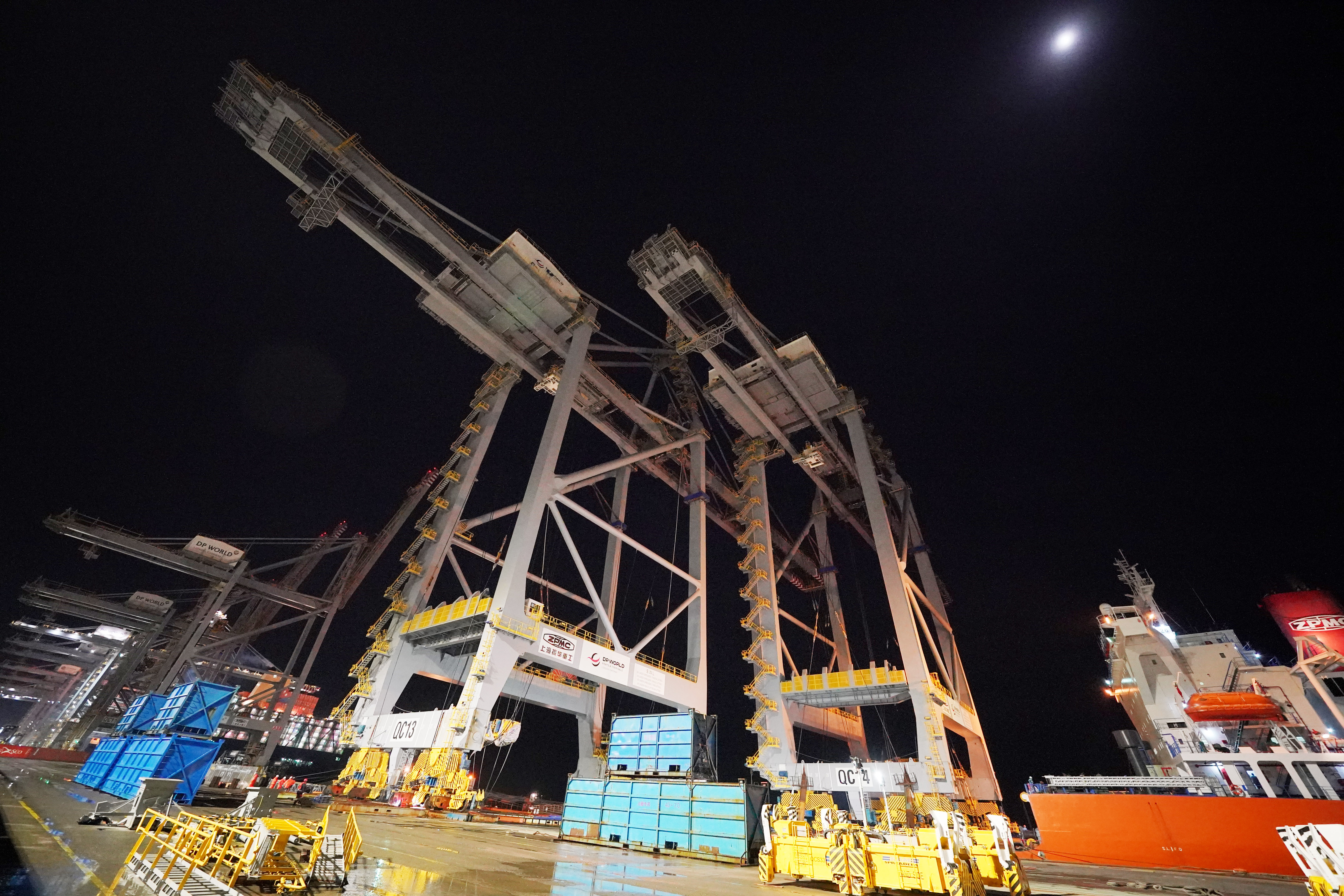 c6dd5594-d9cd-4c4a-8be7-5fd50c16fbfc The cranes