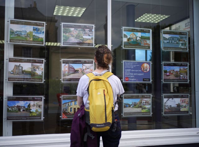 2-75767351 Estate agent window