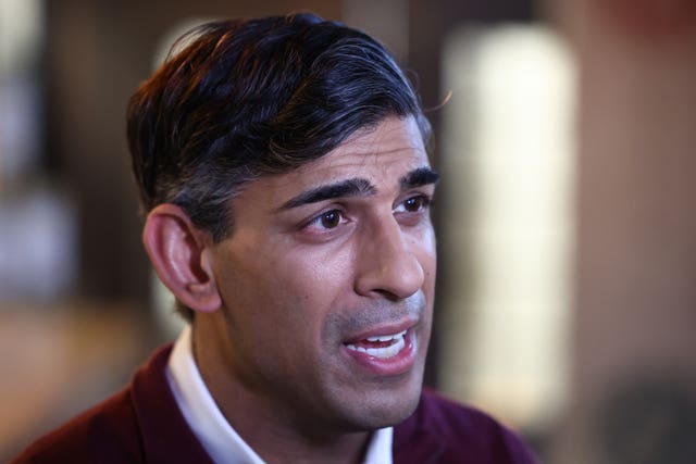 2-76089572 Rishi Sunak talks to the media during his visit to OmNom