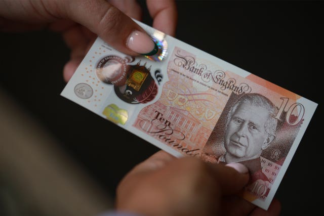 2-76412501 A £10 note bearing a portrait of the King
