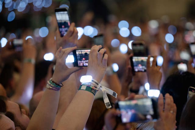 37f77e188fee4a9f9f6cafbc7a00974d Spectators film with their smartphones