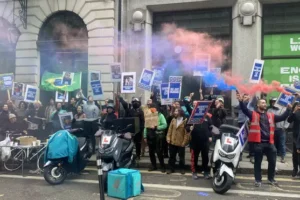 Deliveroo drivers protest over ‘soul-destroying’ working conditions outside AGM