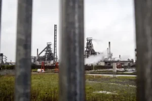 Steelworkers to ban overtime in protest against job losses