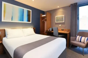 Minimum wage rise and wet weather hits UK hotel industry