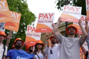 Junior doctors ‘offered 20% pay rise’ to end strikes