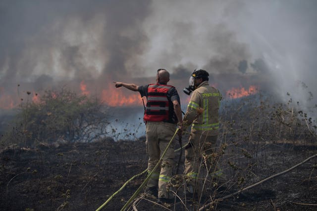 8d77ddee4ba3408f94ae4467c4214c55 Firefighters surrounded by smoke