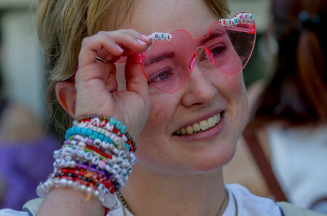 03b5a39c3b2c43da9220e7cfcd347c6e Jenny from Vienna trades bracelets in the city centre in Vienna