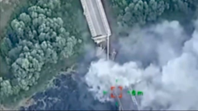05adb366e01843c187a624a083996938 A strategically important bridge over the river Seim destroyed by Ukrainian troops