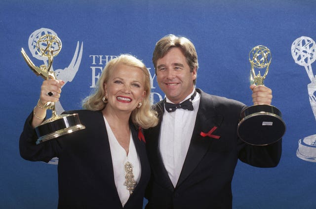 070bdfab222843f093de7d68ebbc5eff Gena Rowlands and actor Beau Bridges hold up their Emmys