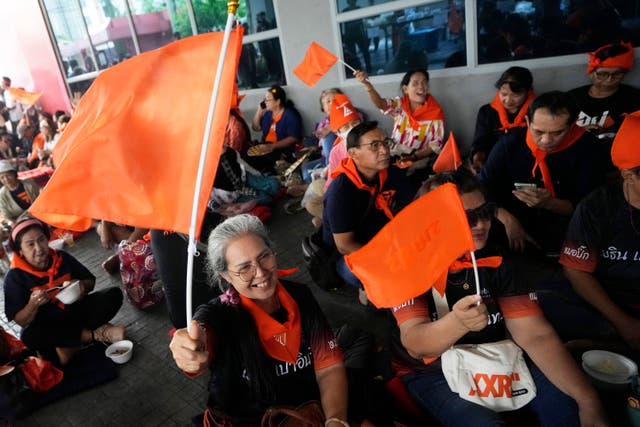 28512481a35c40acba1ef44e8c0d7d3a Supporters of Move Forward wave flags