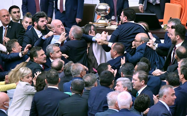 2929b625a88a425aaf2f342f08e533df A group of people brawling