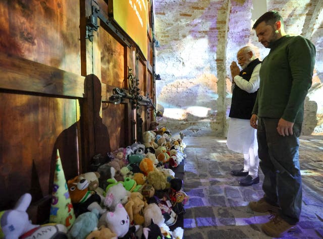482159a1216f4b29a42ce6c75d26e50f-1 Narendra Modi and Volodymyr Zelensky at the memorial