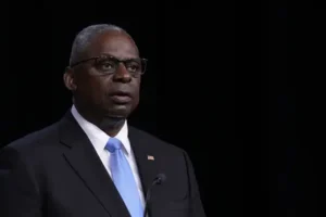Pentagon chief orders submarine to Middle East