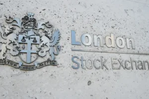 FTSE bounces higher amid rises for housebuilders and miners