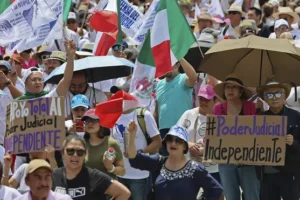 Protesters against judiciary overhaul urge Mexico leader to ‘respect democracy’