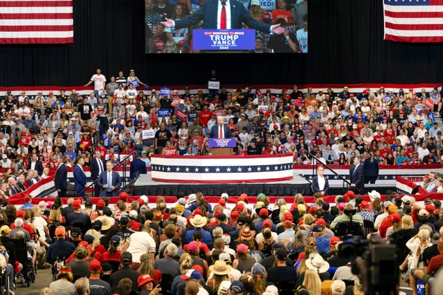 e3297d053ce54bb2b6fdf8829ba50099 Trump speaks to a large crowd
