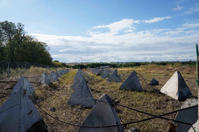 f10373fe610e45d28a255b633d61641a An anti-tank system known as 'dragon teeth' covers a field
