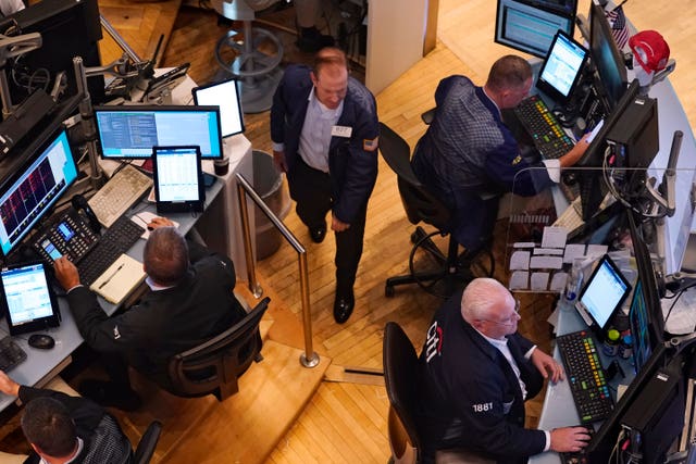 f8d42cac60a04b08b1c6a3c43de7688c Traders work on the floor of the New York Stock Exchange