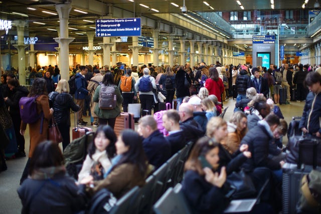 2-79303765 Crowds of passengers at St Pancras