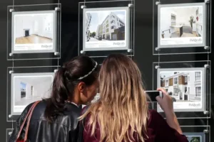 ‘Delicate balance’ for UK housing market as average property price dips by £213